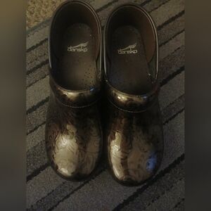 NEW Dansko Sz.40(9 / 9.5) Brown Shiny Intricate Design Comfortable Clog